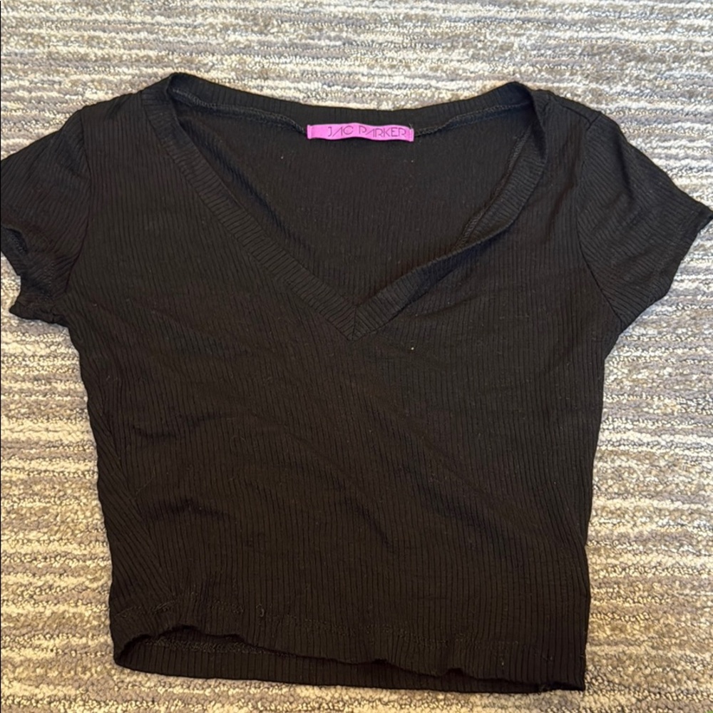 Black v neck cropped tee